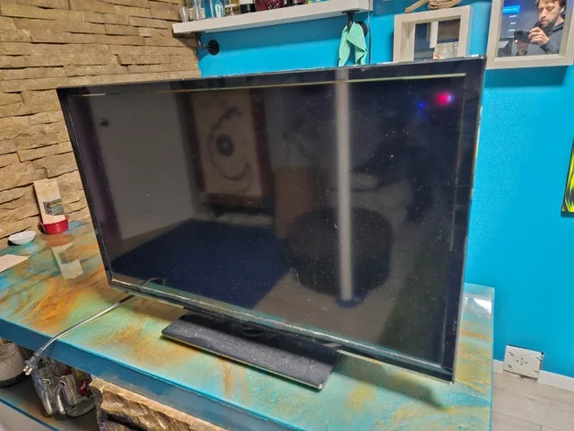 Insignia 32" LED TV - Model NS-32D20SNA14 - Great Condition! - photo 3