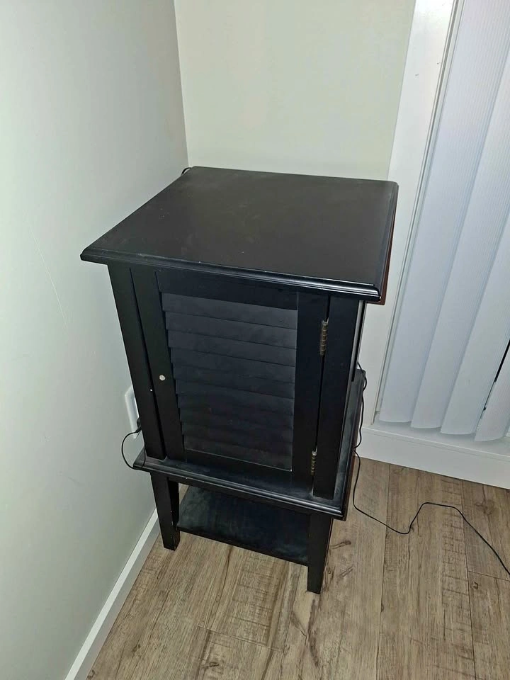 Night stand / bedside table
