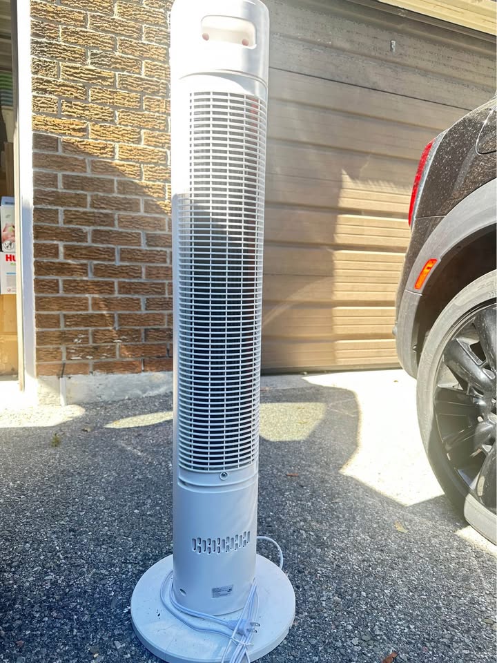 Tower Fan with Remote Control – Excellent Condition! - photo 2