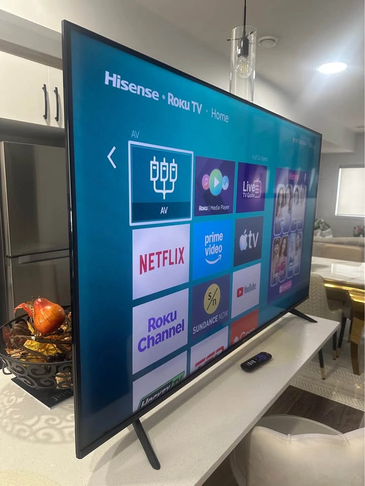 55-inch Hisense 4K UHD Smart TV – Like New Condition - photo 2