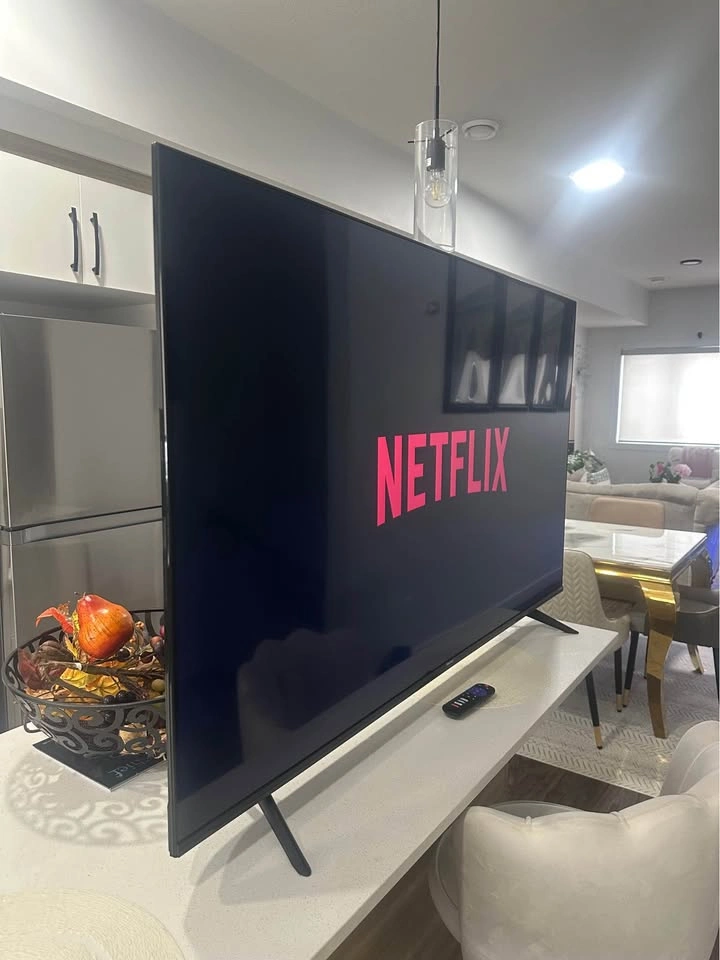 55-inch Hisense 4K UHD Smart TV – Like New Condition - photo 3