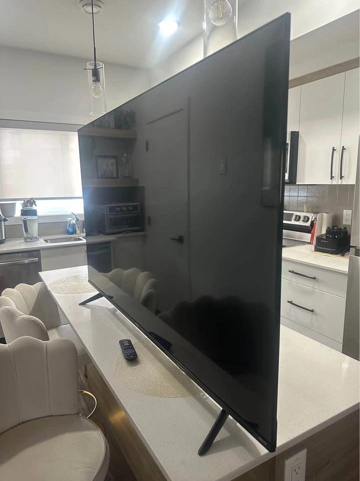 55-inch Hisense 4K UHD Smart TV – Like New Condition - photo 4