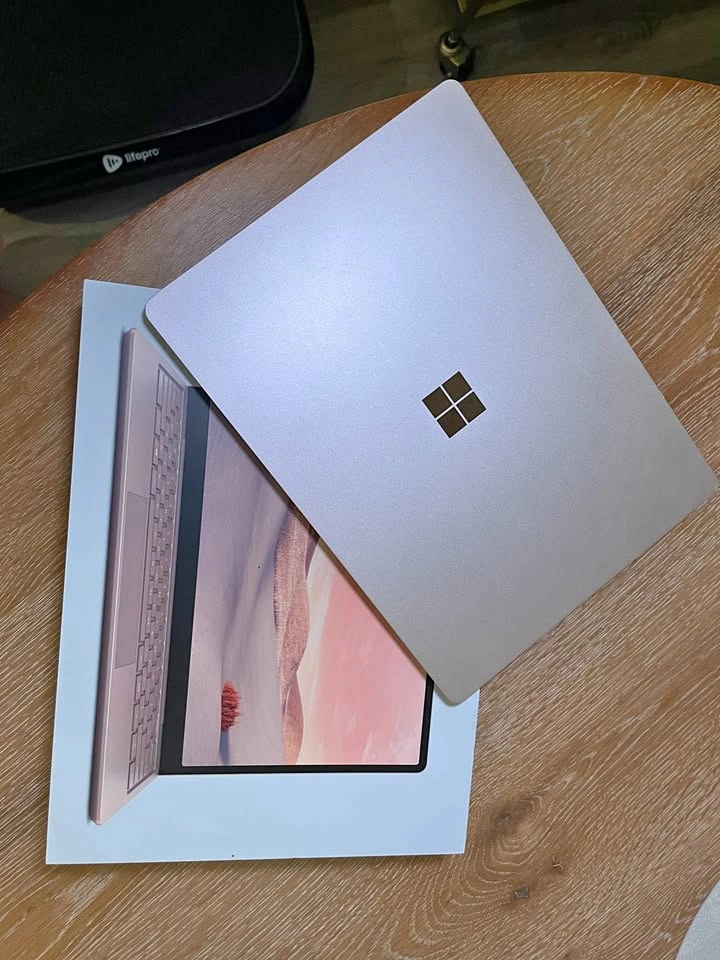 Microsoft Surface Laptop Go i5 8GB 256GB Touchscreen Win 11 Sand