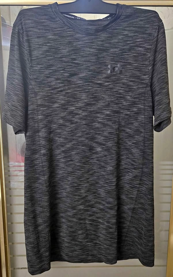 Men's Small Fitted Under Armour TEE. $15.
