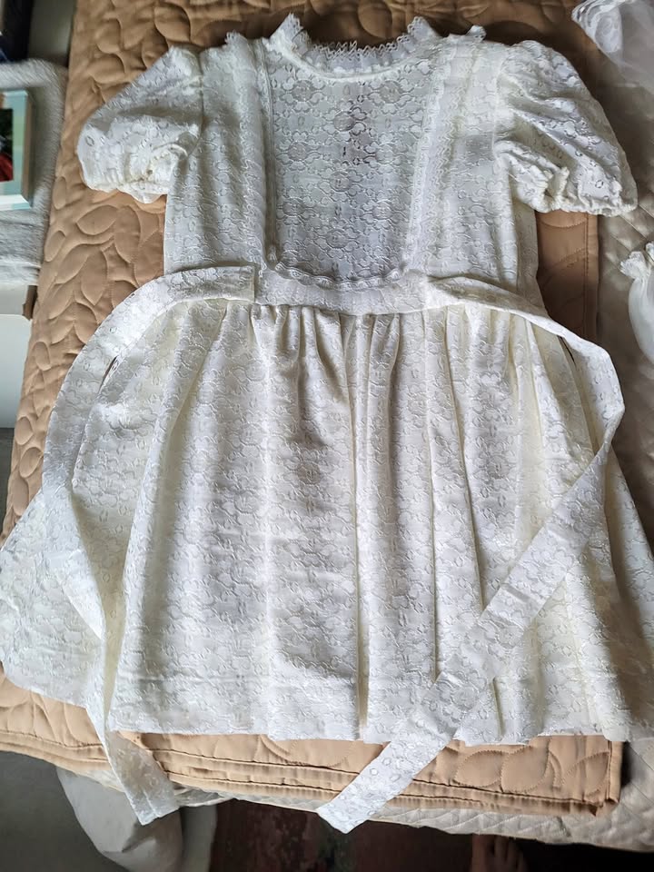 Custom white lace dress for little girl (7 yo)