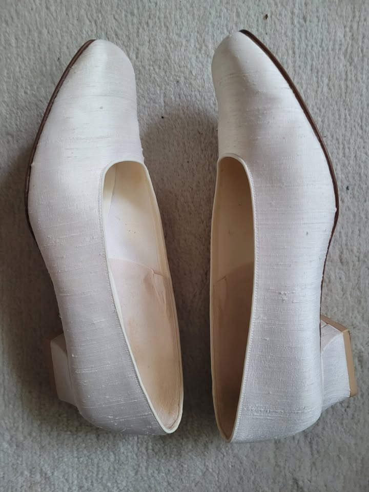 white raw silk pumps size 7.5W - photo 3