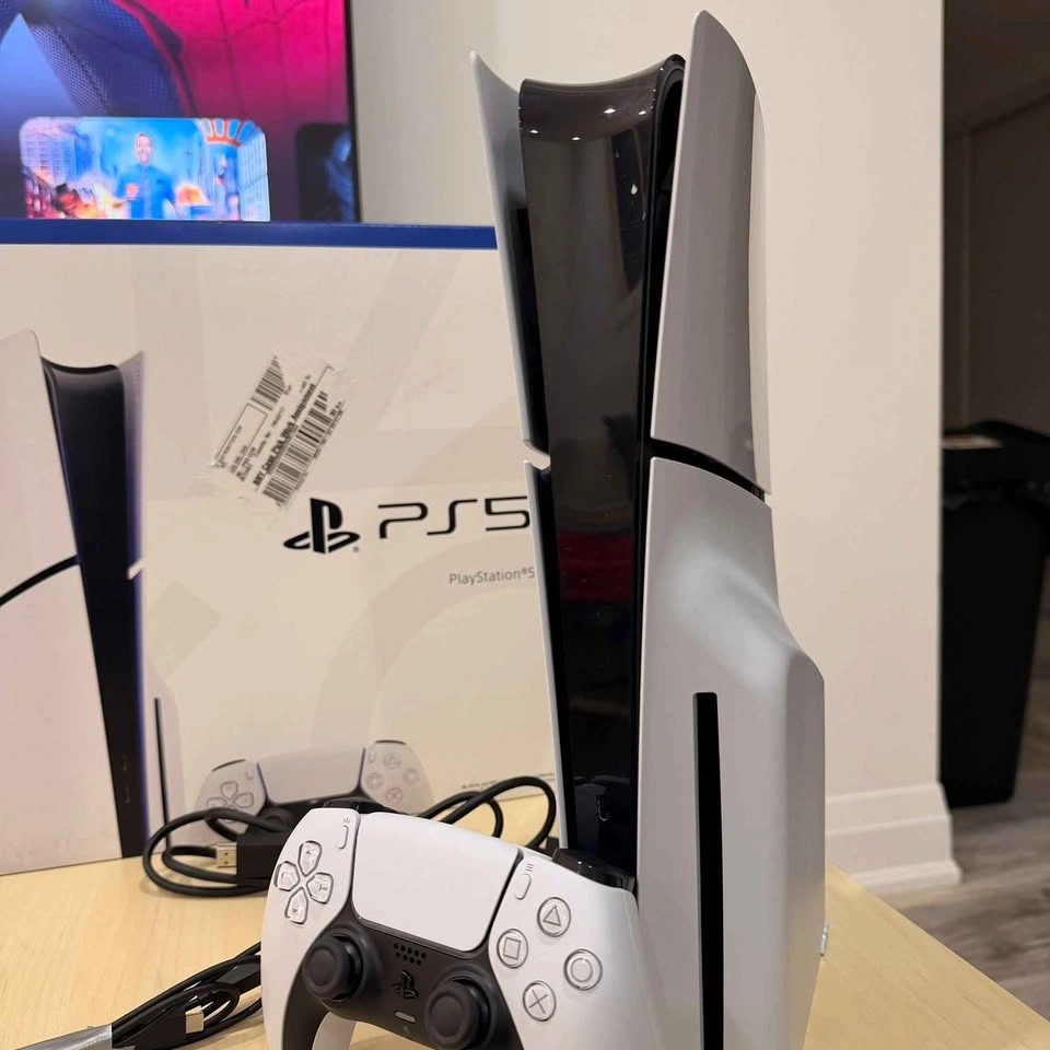 PS5 Slim Disc Edition (1TB) - Like New - photo 2