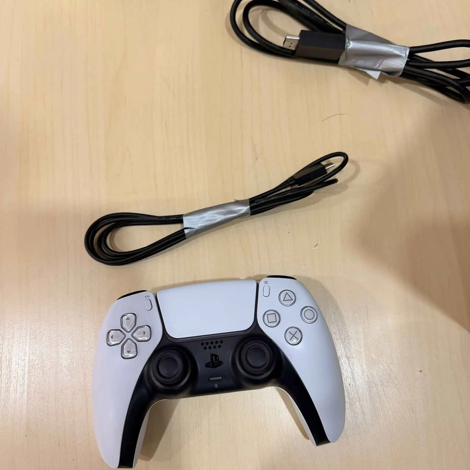 PS5 Slim Disc Edition (1TB) - Like New - photo 3