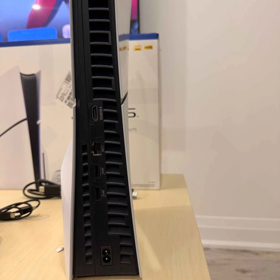 PS5 Slim Disc Edition (1TB) - Like New - photo 5