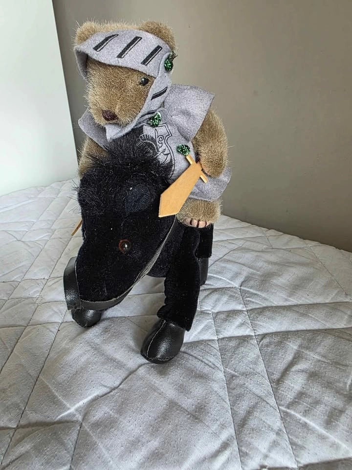 Vintage Castle Legend Knight Castle Plush Bear 1994 C.C. Family - photo 2