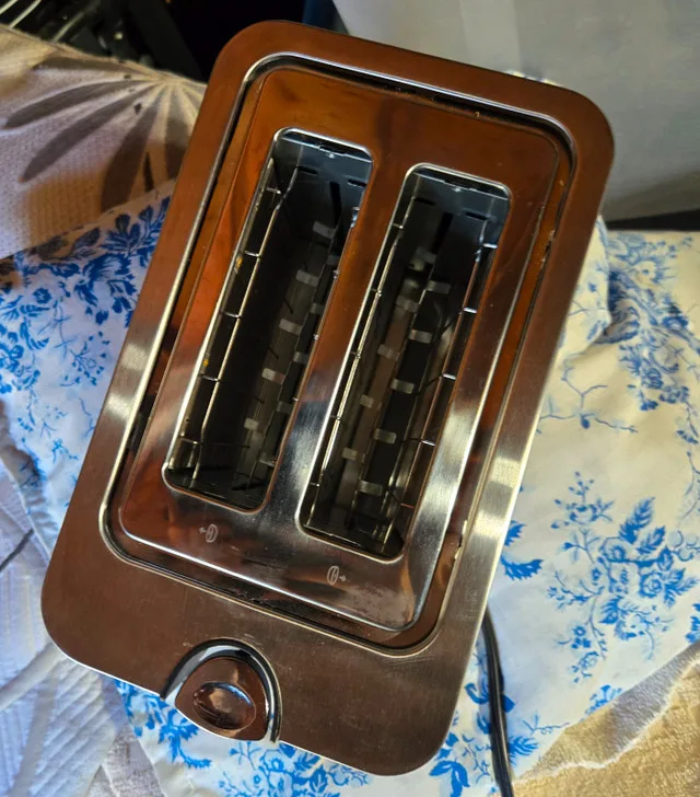 Chefman 2-Slice Stainless Steel Toaster image indicator(2)