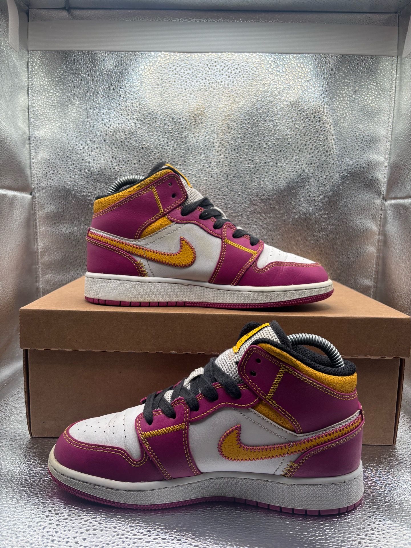 Air Jordan 1 Mid Dia De Los Muertos GS - photo 5