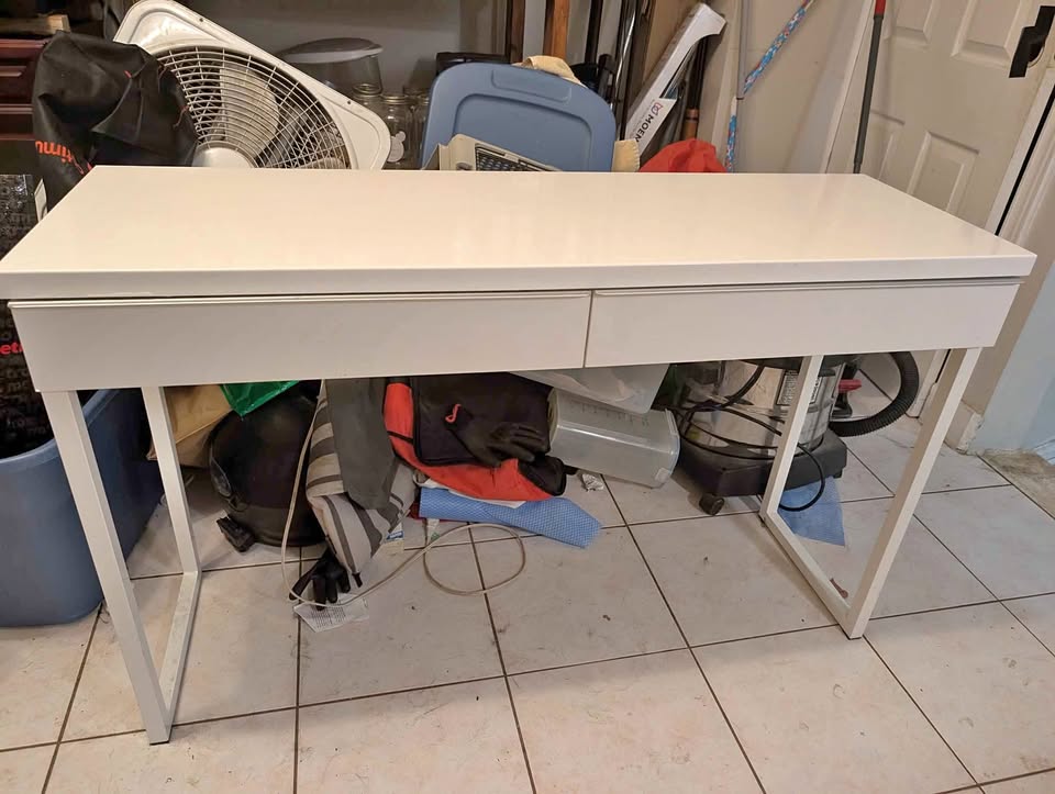 White Desk Ikea (Mickie)