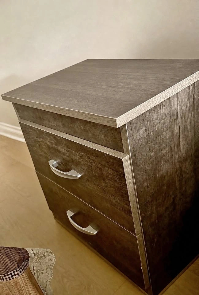 2 PIECES OF BED TABLES
