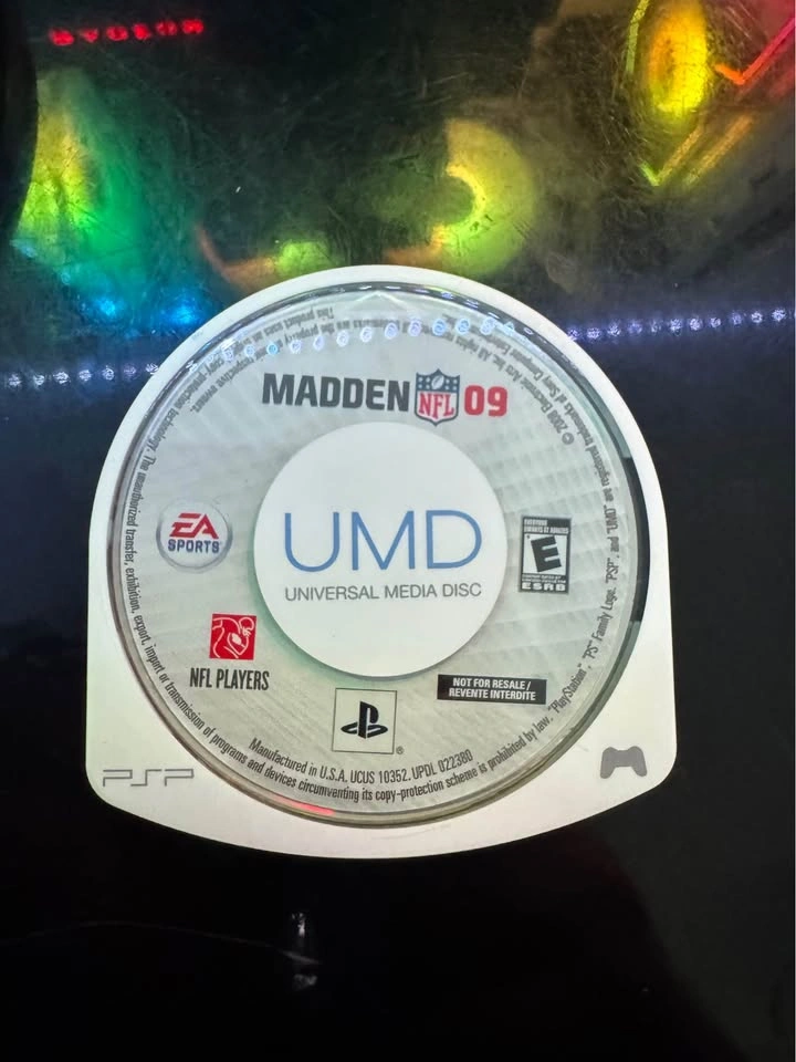 PSP 1001 Bundle - Console, Cases + Madden NFL 09 - photo 3