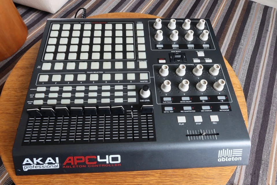 AKAI APC40 Mk1 - photo 2