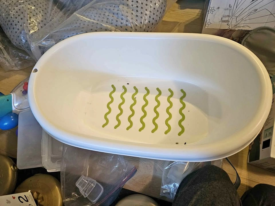 Baby and toddler bath tub