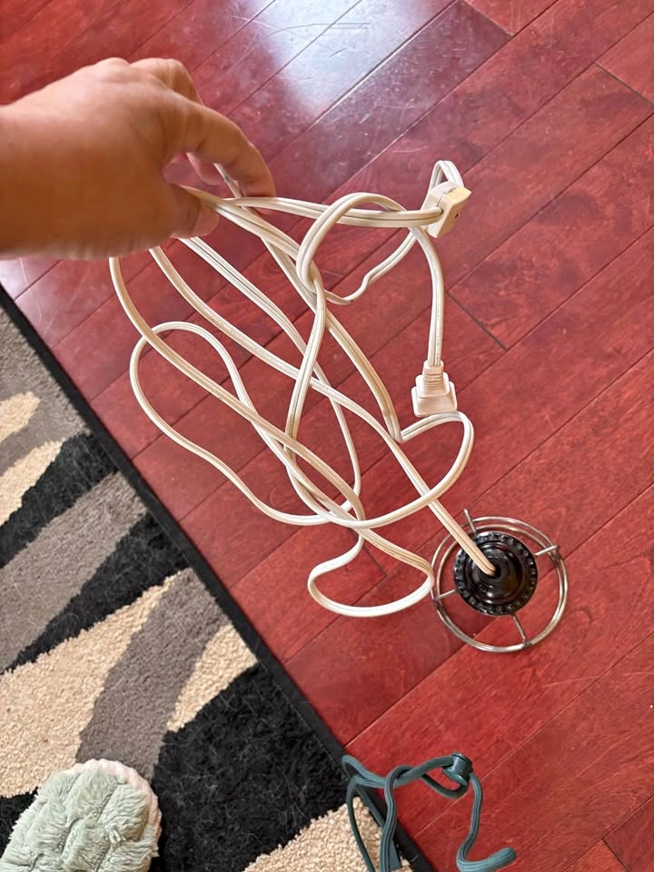 Hanging light socket