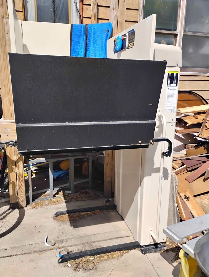 Outside wheelchair lift