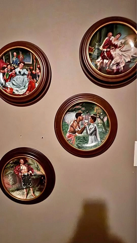Plates with Artwork and Frame - Set of 4