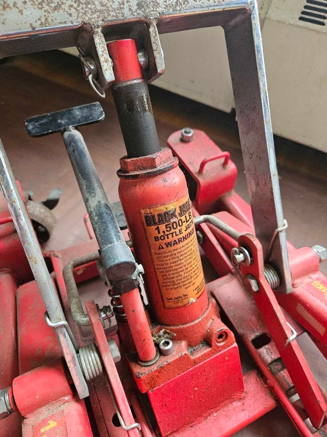 1500 lbs Torin Motorcycle Jack - photo 4