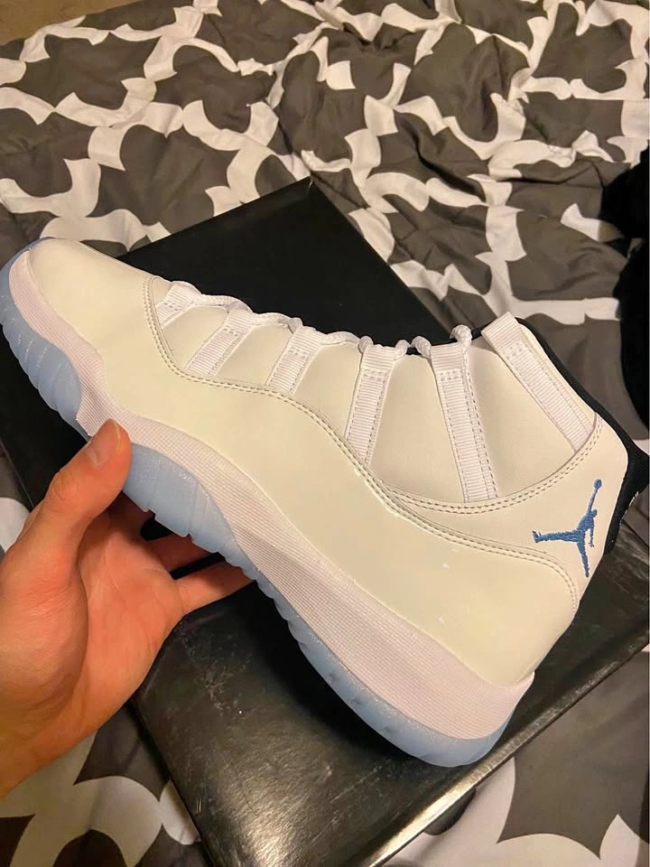 Jordan 11 “Legend Blue” SIZE 9.5