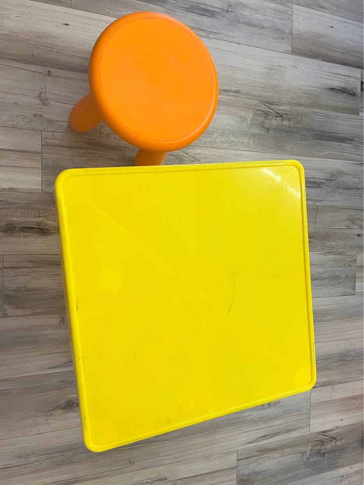 Kids table and ikea stool - photo 2