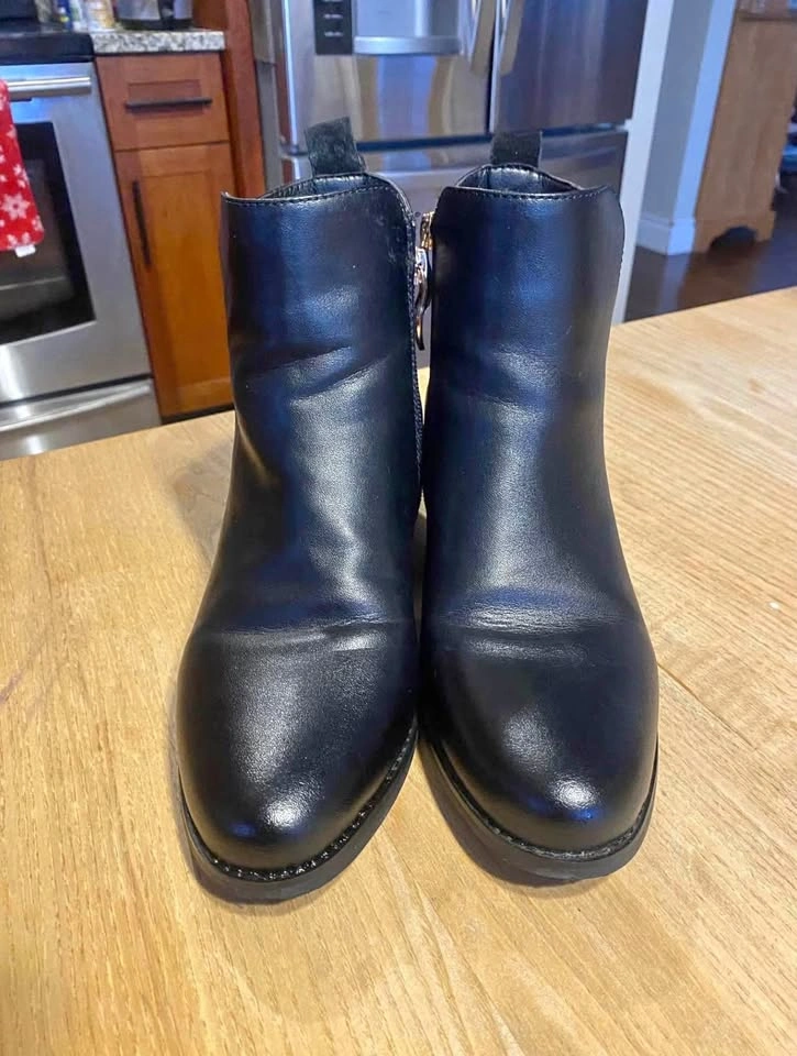 Aqua Diva Black Leather Water Resistant Ankle Boots - Size 8