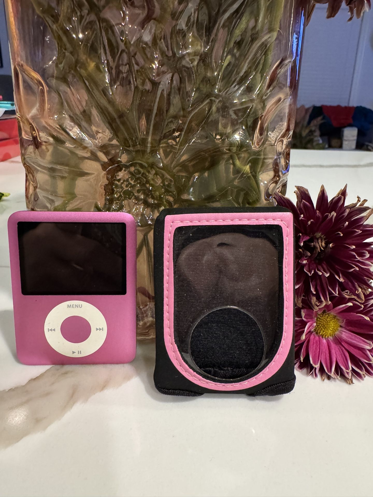 Apple iPod Nano 3 8GB - 3rd Gen MP3 Player