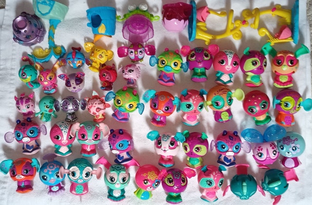 Large Lot of Spinmasters Zoobles Characters Toy Figures Playset