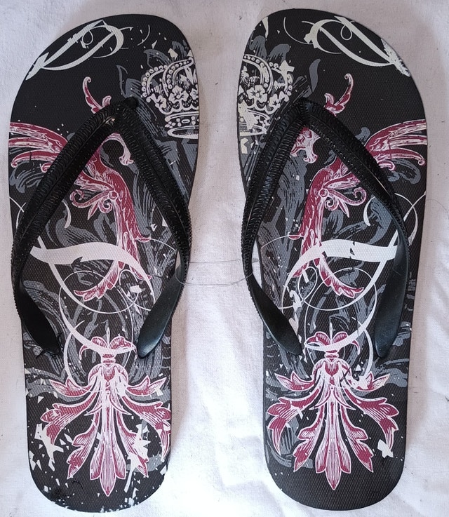 Men's 10 Black Graphic Crown Flip Flops