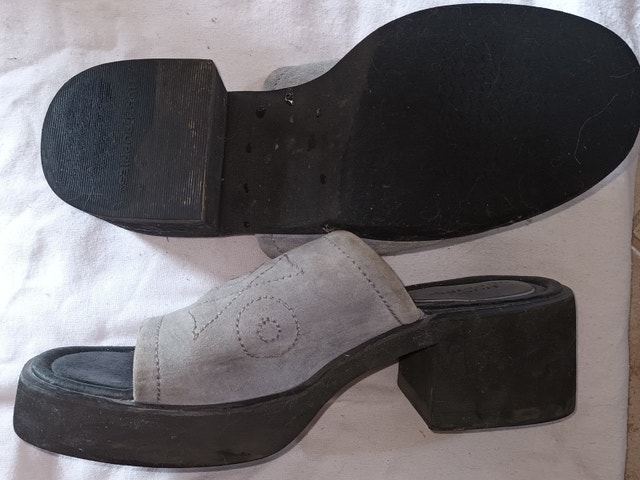 Women's 9M Hush Puppies Grey Leather Heel Sandals