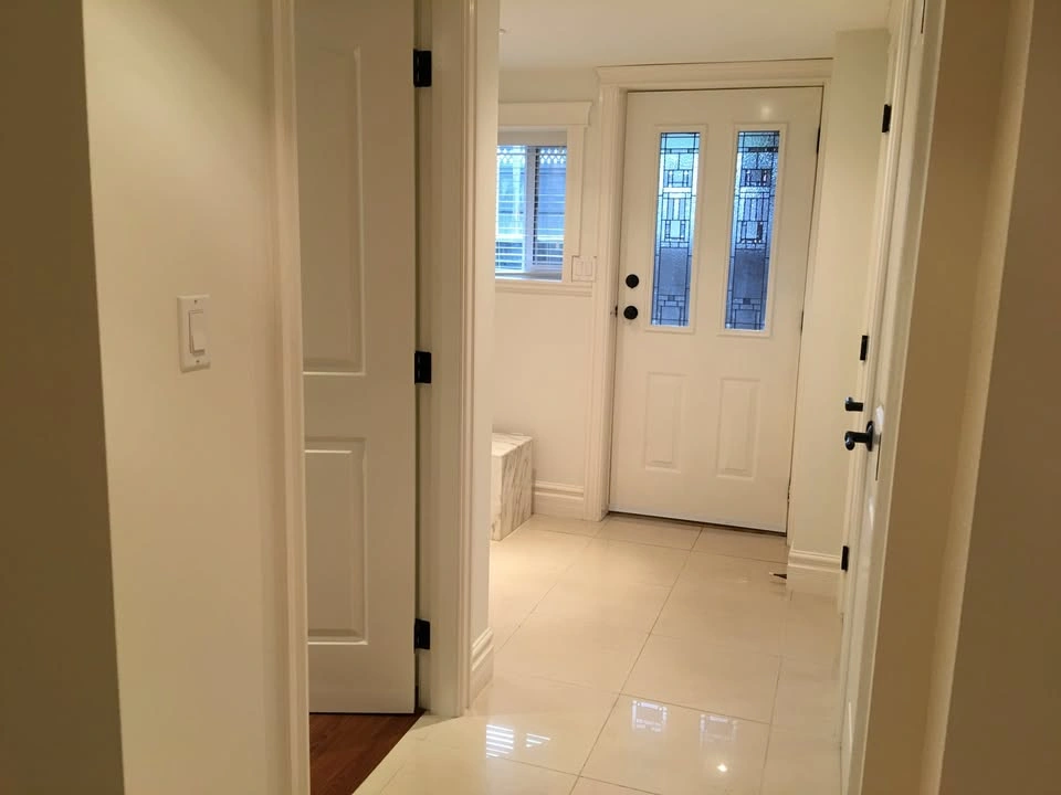 Private Bedroom in Modern Basement Suite - North Burnaby - photo 2