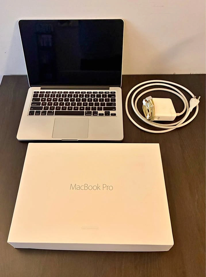 MacBook Pro intel early 2015 BROKEN (for parts or repair) w/ cha