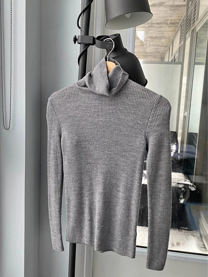 100% Wool Small Uniqlo Grey Turtleneck