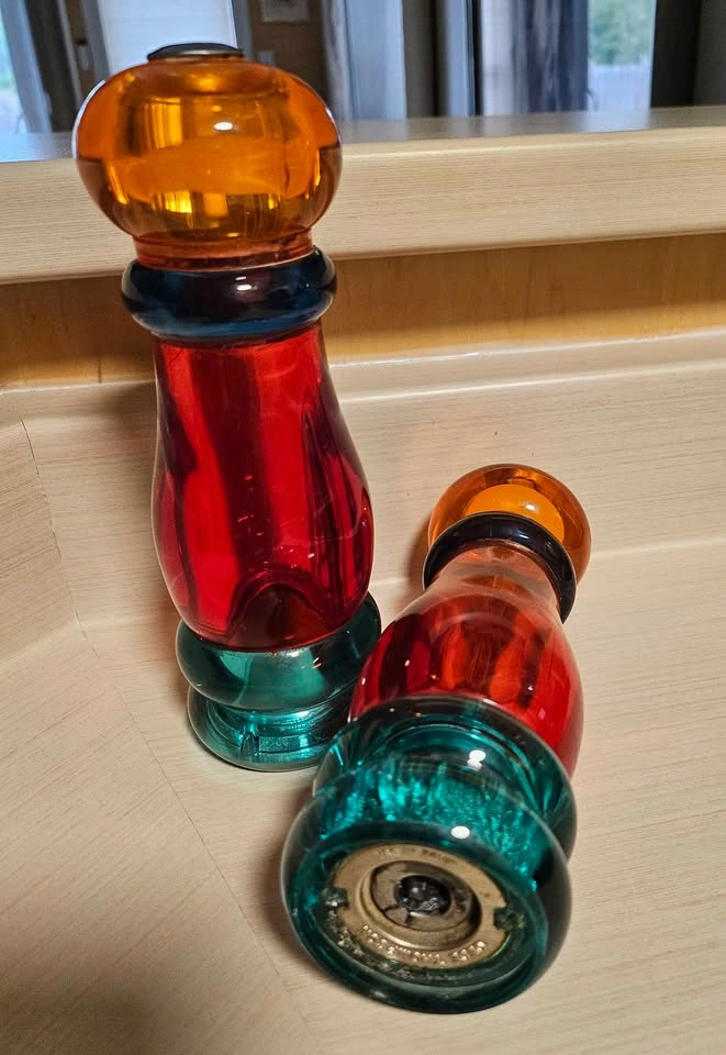 Vintage Olde Thompson Lucite Salt Shaker and Pepper Grinder - photo 2