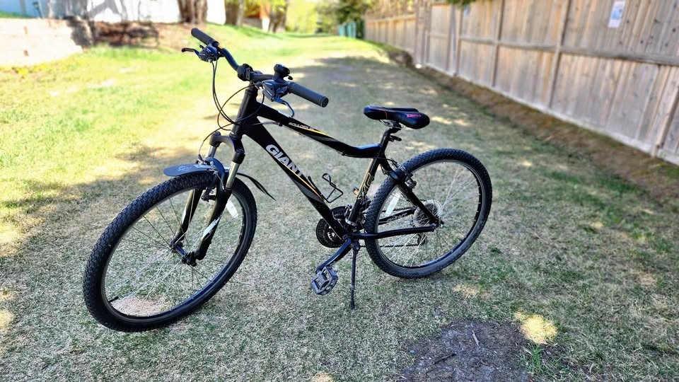 Giant Boulder SE Mountain Bike, Front Suspension