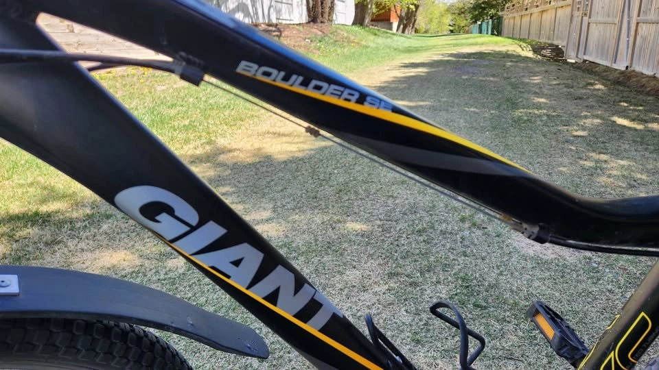 Giant Boulder SE Mountain Bike, Front Suspension - photo 3