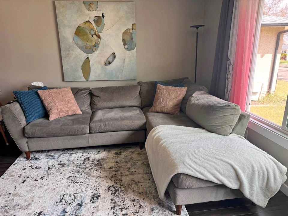 La-Z-Boy Gray Sectional Sofa Couch with Chaise