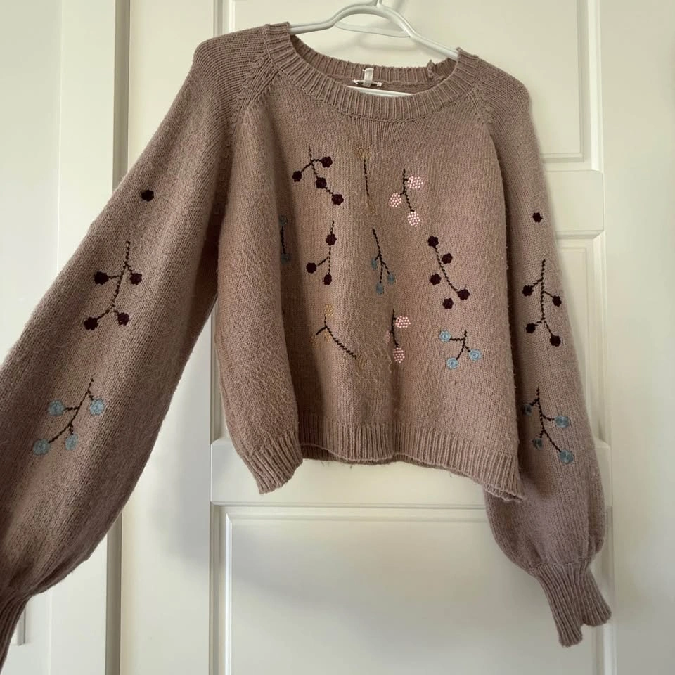 Cozy Balloon-Sleeve Knit with Berry Embroidery - photo 2