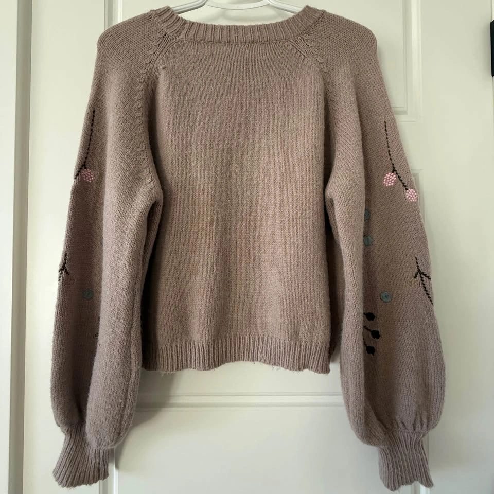 Cozy Balloon-Sleeve Knit with Berry Embroidery - photo 3