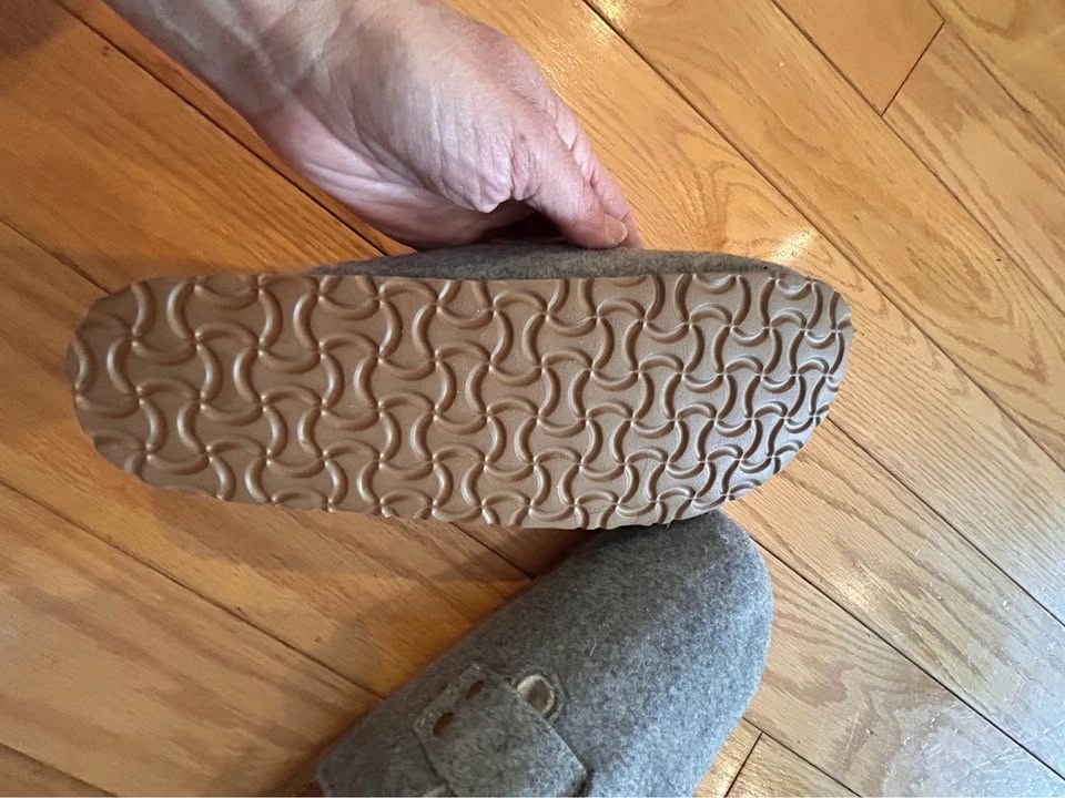 Brand new Cloud nine 100% Genuine Sheepskin Women's Slippers Siz - photo 2