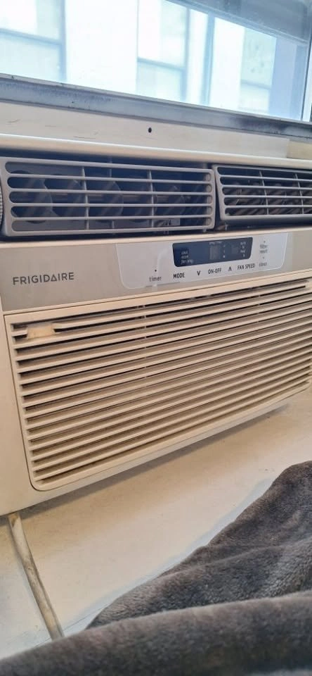 Whole Apartment AC Bundle: Friedrich 8k BTU + Frigidaire 6k BTU - photo 3