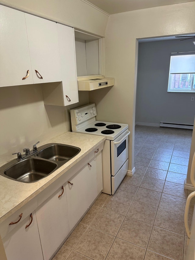 2 Beds 1 Bath Apt - 131 Third St, Welland July 1 - photo 3