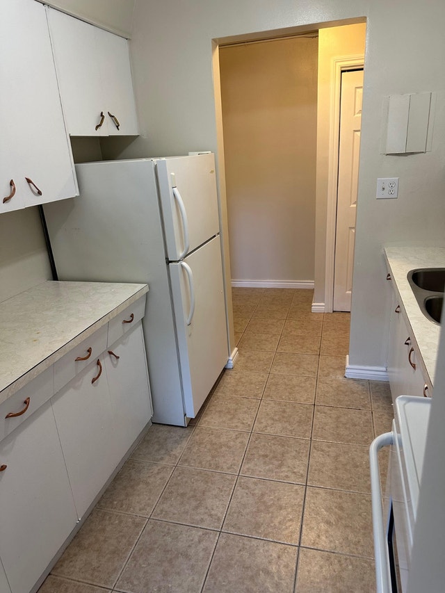 2 Beds 1 Bath Apt - 131 Third St, Welland July 1 - photo 4