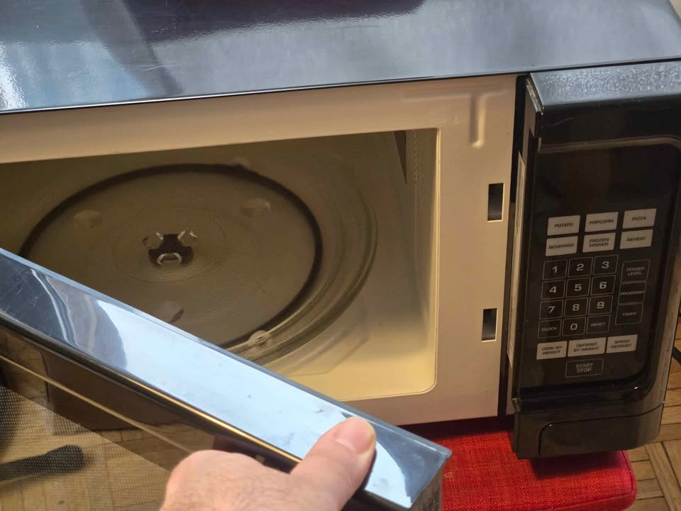 Microwave [Must go] Essential Everyday 1.1 cu ft - photo 2