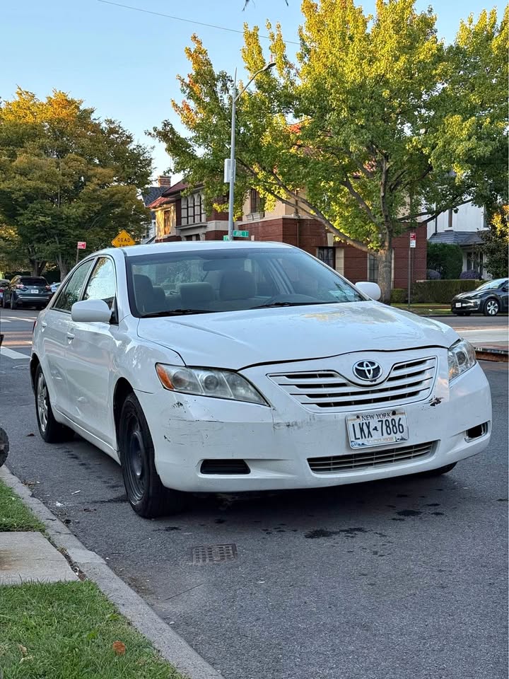2009 Toyota Camry · LE Sedan 4D