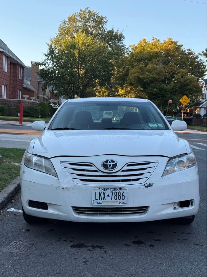 2009 Toyota Camry · LE Sedan 4D - photo 2