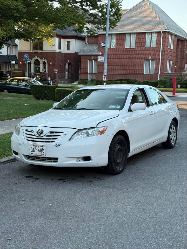 2009 Toyota Camry · LE Sedan 4D - photo 3