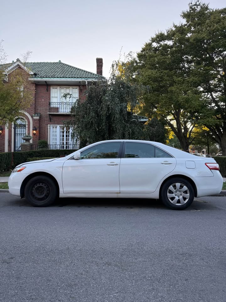 2009 Toyota Camry · LE Sedan 4D - photo 4